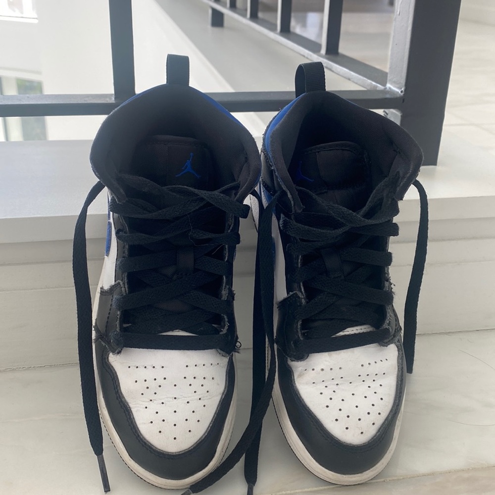 Kids - White/Blk/Blue Joradan 1s Size 2